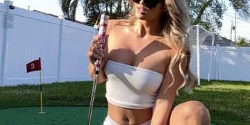 Karin Hart sfida l’uragano Milton in bikini e con una mazza da golf. VIDEO
